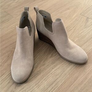 TOMS Kallie Wedge Booties – Light Beige Suede – Women’s US 12